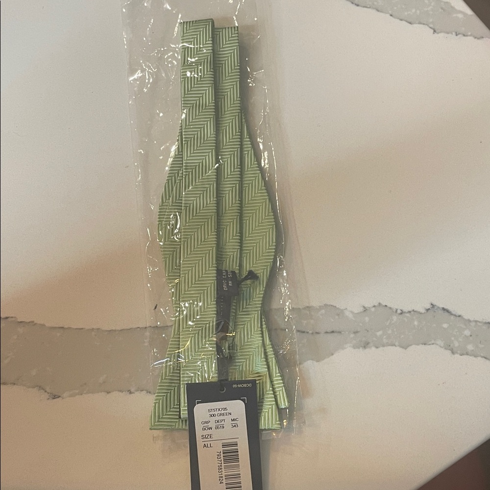 Daniel Cremieux Green Chevron Bow Tie 100% Silk
